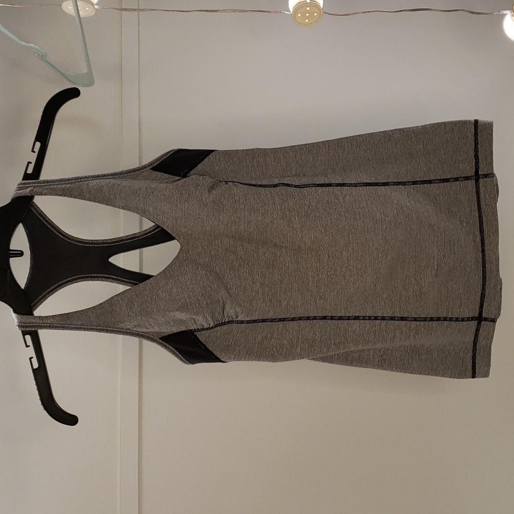 Lululemon Gray Stripe V Neck Cutout Racerback Built In Bra Shelf Tank Top size 6